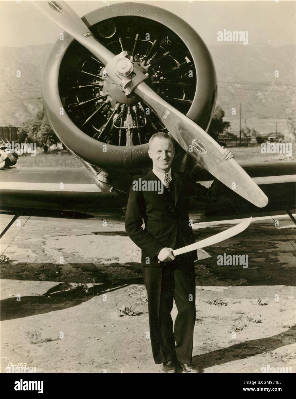 Sir Charles Kingsford Smith di fronte alla sua Lockheed Altair, Lady Southern Cross. Foto Stock