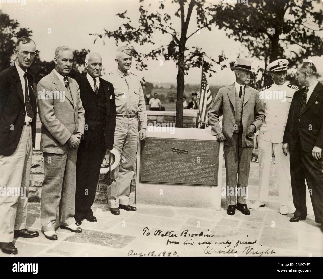 Orville Wright (terzo da destra) al memoriale per i pionieri volantini addestrati al Wright Brothers Field. 19 agosto 1940. Foto Stock