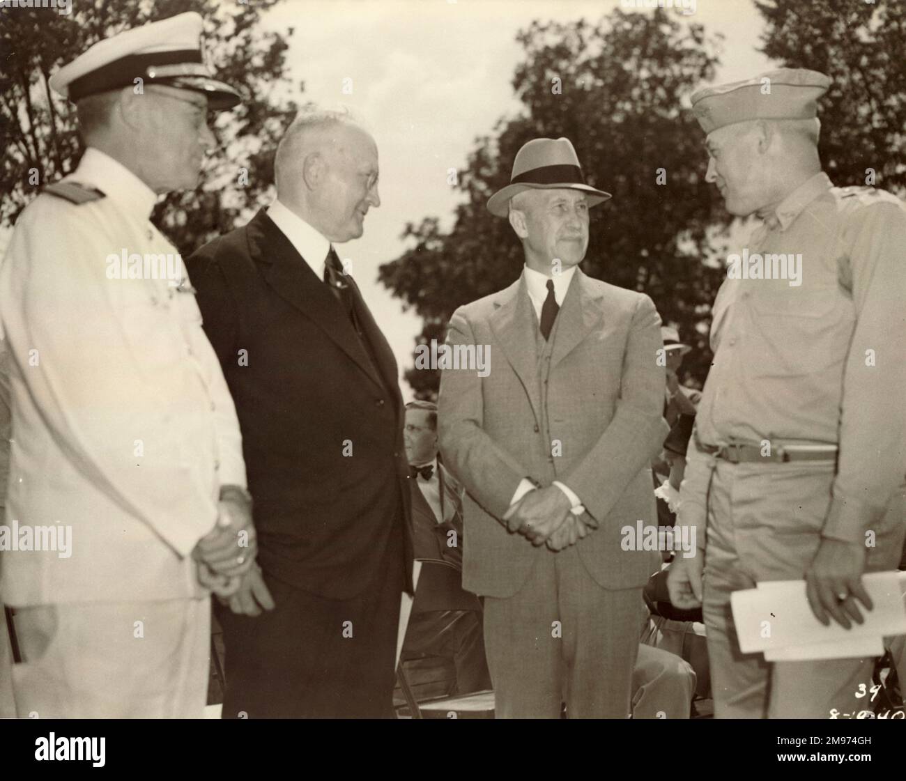 Al memoriale per i volantini pionieri addestrati al Wright Brothers Field. 19 agosto 1940. Da sinistra: CAPT Kenneth Whiting, ispettore generale degli aeromobili navali, Eastern Division; col E.A. Atti, presidente della Commissione commemorativa; Orville Wright e il maggiore generale Henry H. Arnold, capo del corpo aereo dell'esercito. Foto Stock