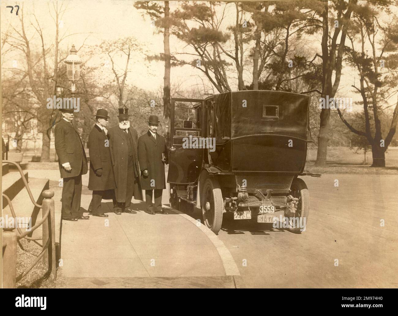 I fratelli Wright lasciano lo Smithsonian Institution dopo la presentazione della medaglia di Langley. 10 febbraio 1910. Da sinistra: Segretario Charles D. Walcott, Wilbur Wright, Dr A. Graham Bell e Orville Wright. Foto Stock