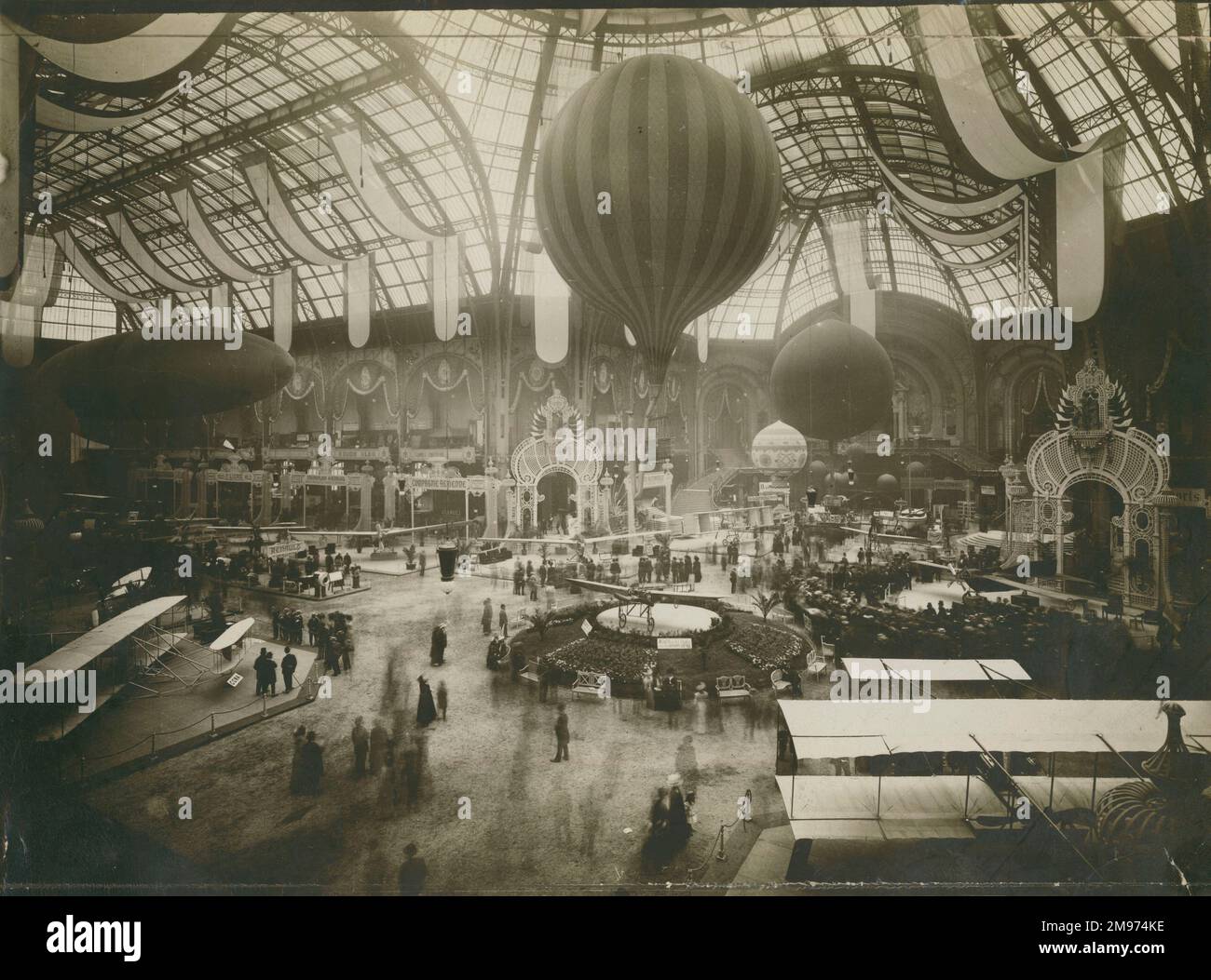 Esposizione Internationale de locomotion Aérienne tenutasi al Grand Palais dal 25 settembre al 17 ottobre 1909. Foto Stock