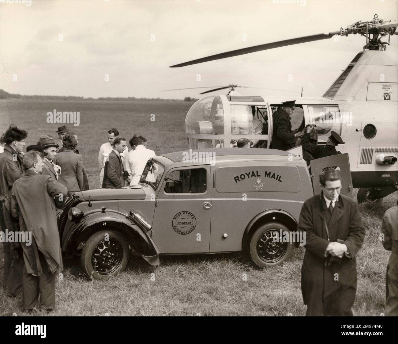 Westland Sikorsky S-51, G-AKCU, della BEA che carica la posta a Mudford. Foto Stock