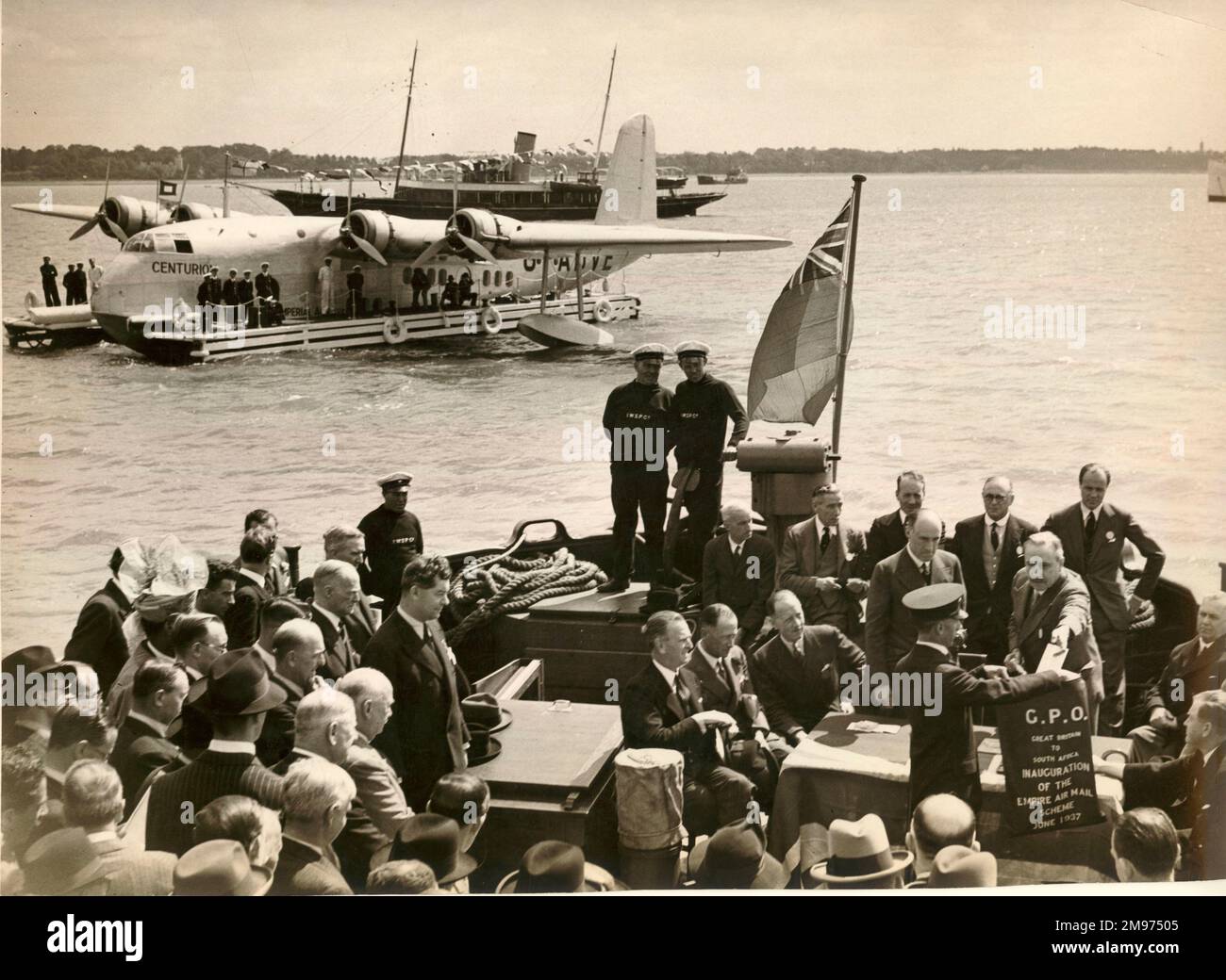 Prendere a bordo del primo Empire Air Mail (Gran Bretagna a Sud Africa) che sarà trasportato da Imperial Airways S23 C-Class flying boat, G-ADVE, Centurion, Southampton, 29 giugno 1937. [Vedere anche 56011102] Foto Stock