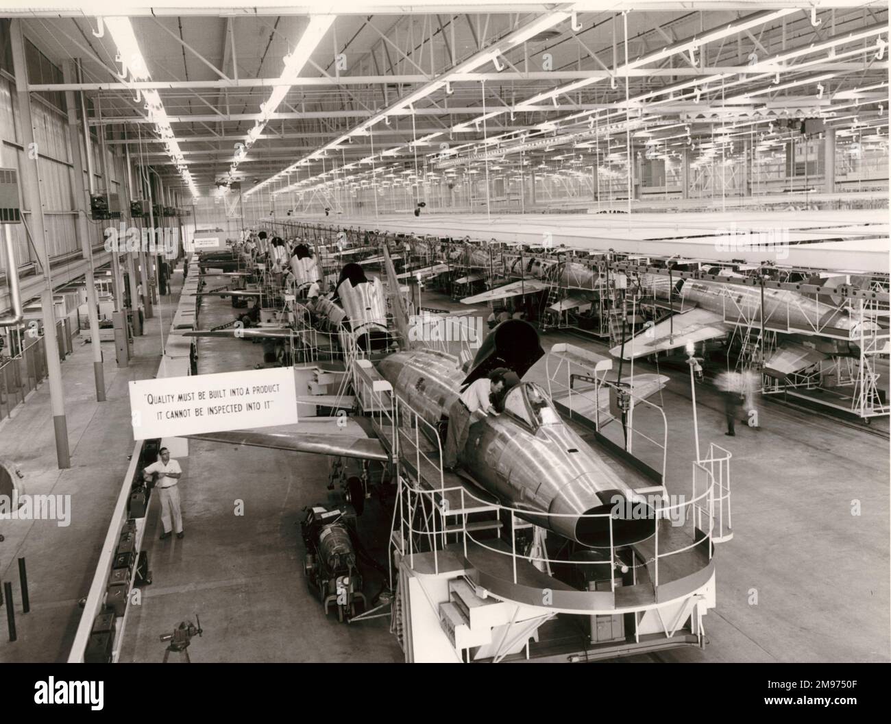 F-100 Super Sabres sulla linea di assemblaggio finale presso lo stabilimento di Los Angeles del Nord America. Foto Stock