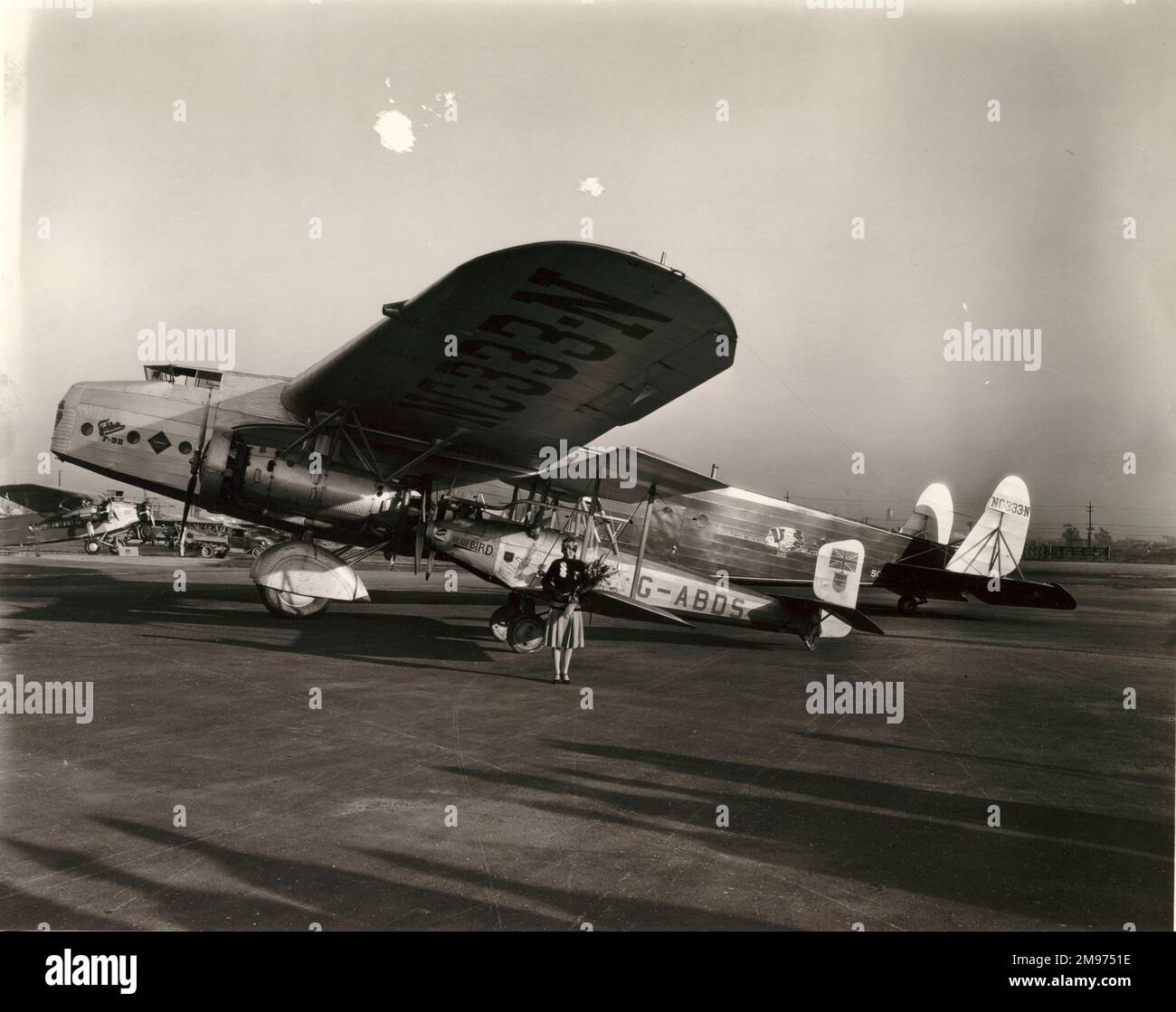 Hon Mrs Victor Bruce (nato Mildred Mary Petre), 1895-1990, insieme al suo Bluebird di Blackburn IV, G-ABDS. Entrambi sono sotto l'ala di un Fokker F-32, NC-333N, costruito in America, all'aeroporto di San Francisco Bay, il 1 settembre 1931. Foto Stock