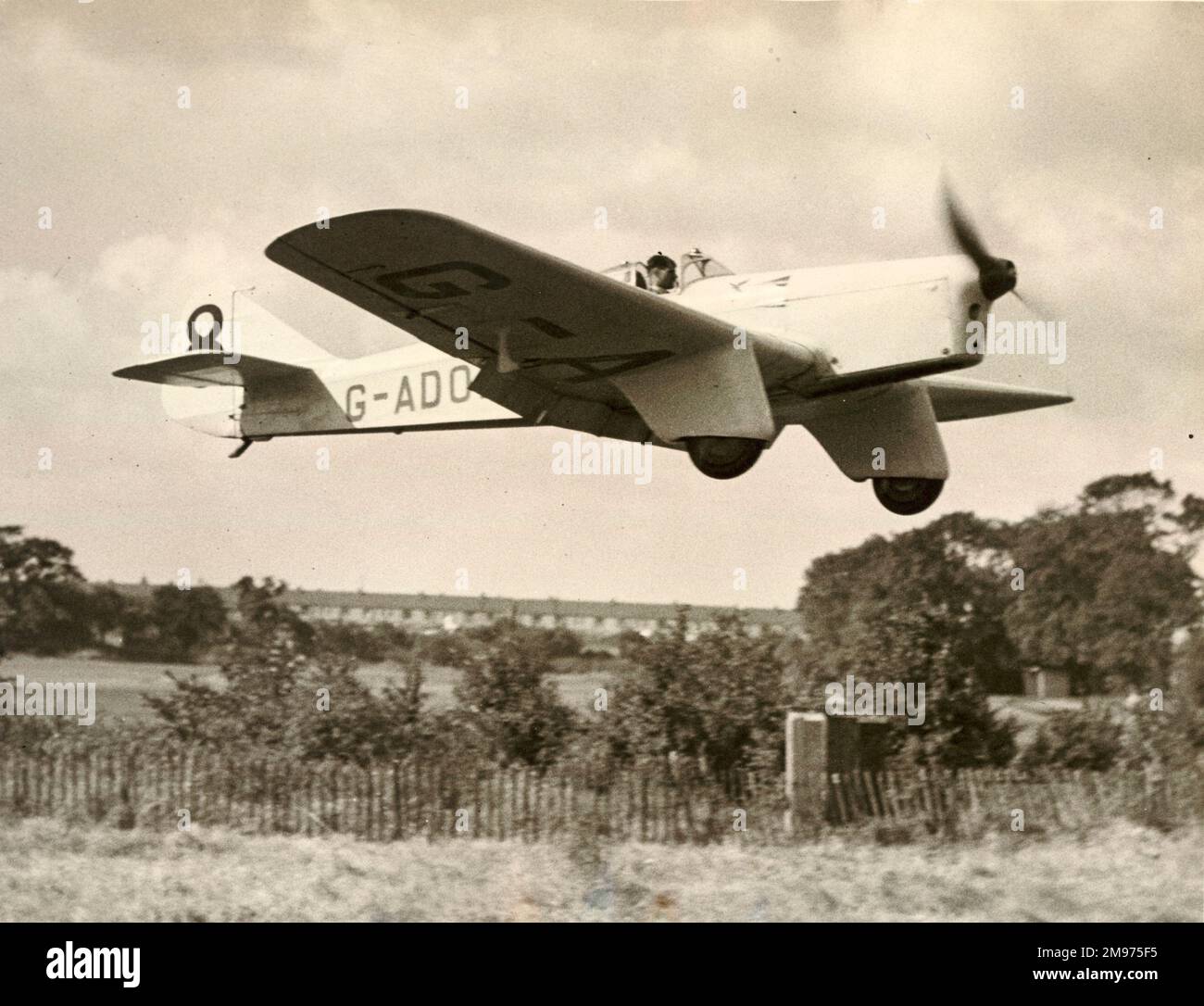 OPS FO A.E. Cloiston in Miles M2U Hawk Speed Six, G-ADOD, decollo da Portsmouth in preperazione della corsa aerea di Portsmouth a Johannesburg. 28 settembre 1936. Foto Stock