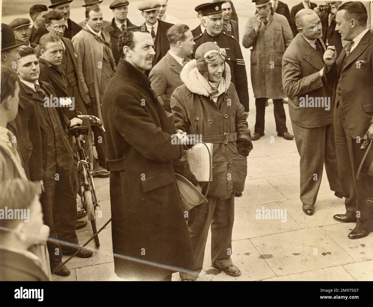 Jean Batten al suo arrivo a Croydon dopo il suo volo dall'Australia al Regno Unito. 29 aprile 1935. Foto Stock