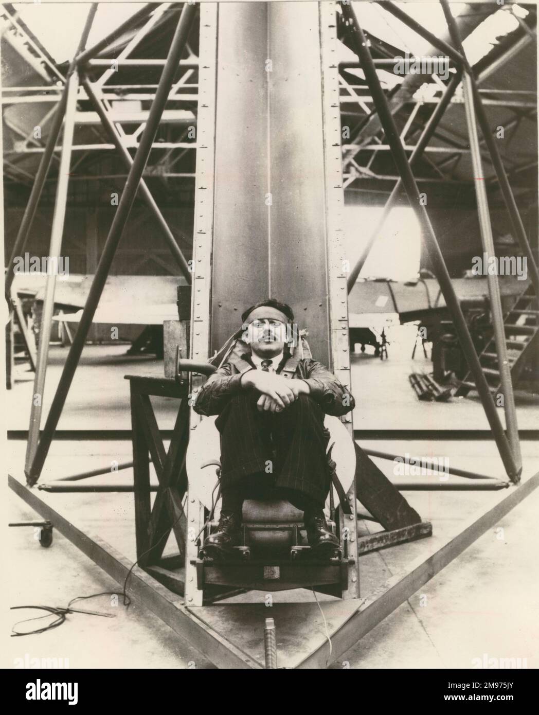 Bernard Lynch sta per sottoporsi a una delle numerose espulsioni di prova sul carro 15ft di Martin-Baker. 1945. Foto Stock