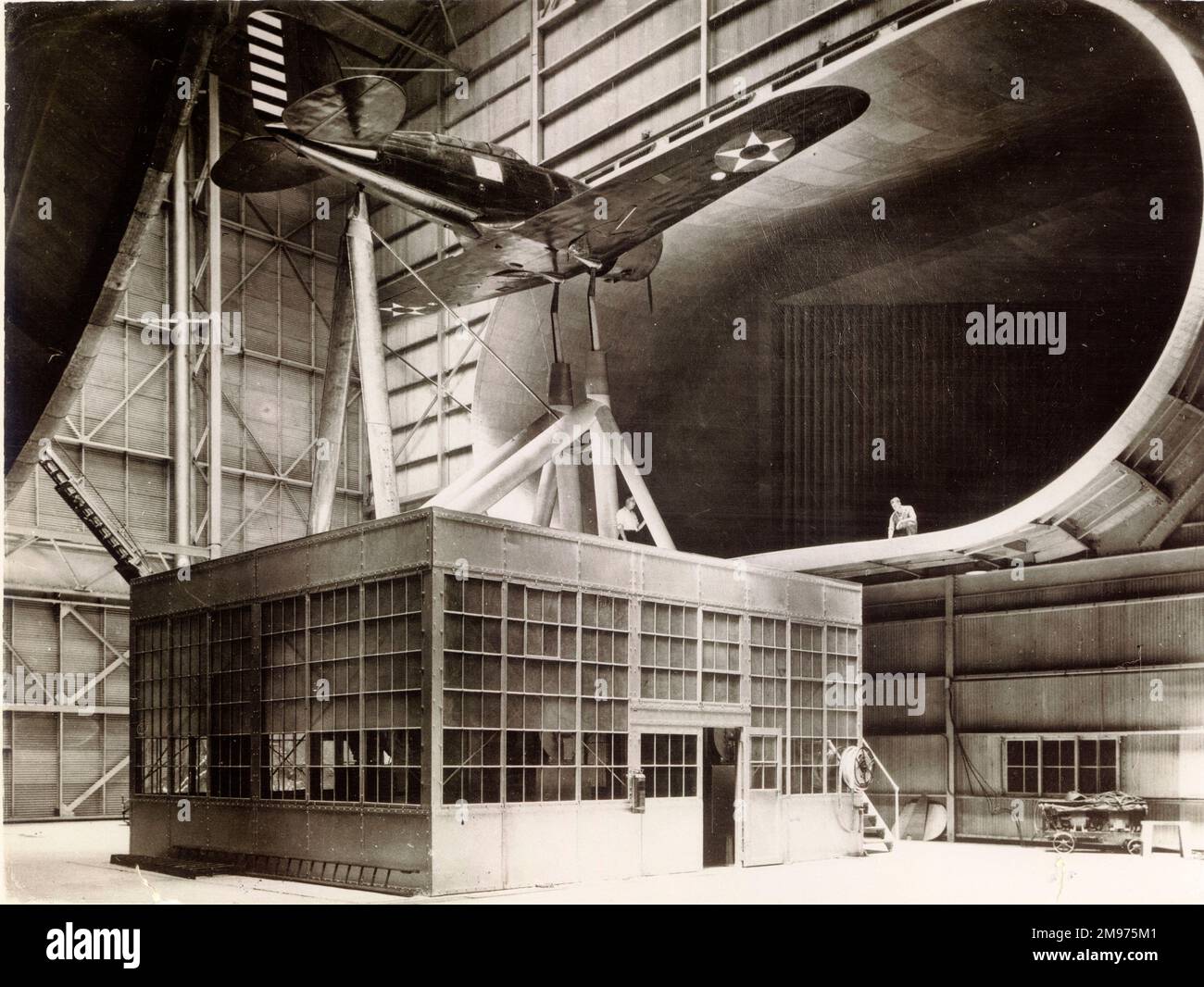 Un Lockheed Altair nella galleria del vento in scala completa presso il National Advisory Committee of Aeronautics Laboratories di Langley Field, Virginia, USA. Foto Stock