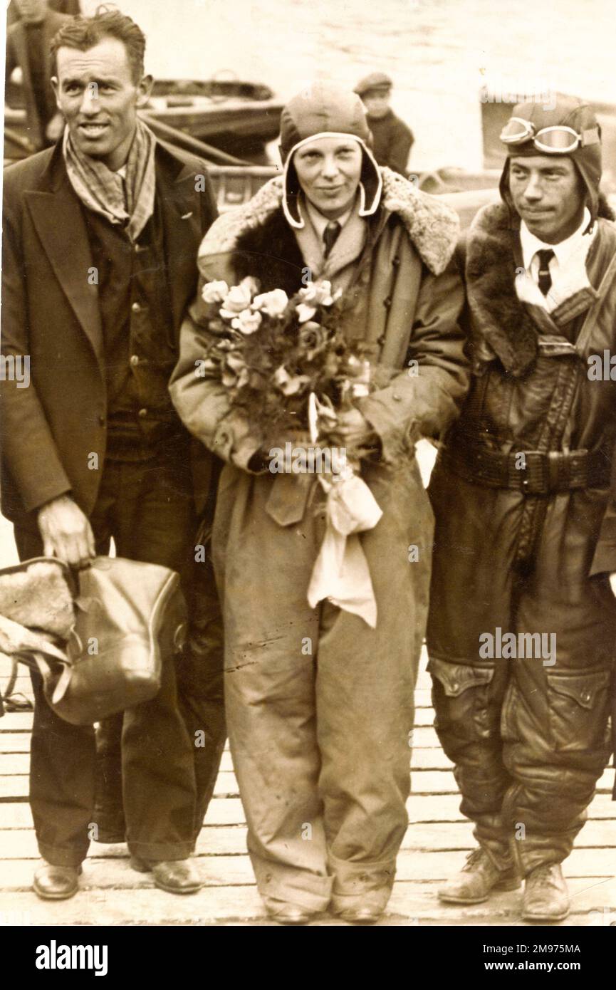Amelia Earhart, centro; Wilmer Stultz, pilota, destra; E Louis Gordon, co-pilota. Burry Port, Galles, dopo il loro volo senza scalo da Terranova a partire dal 17 giugno 1928. Foto Stock