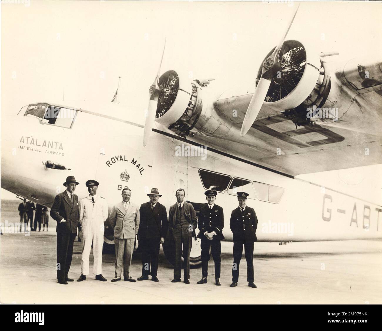 Armstrong Whitworth AW15 Atalanta, G-ABTI, dopo il volo di consegna di Brackles per iniziare il nuovo servizio della Imperial Airways a Città del Capo. Da sinistra: CAPT Trace, sovrintendente a Johannesburg, Imperial Airways; Capt ‘Jimmy Alger; Brackles; Misure importanti e Campbell-Orde. 31 gennaio 1933. Foto Stock