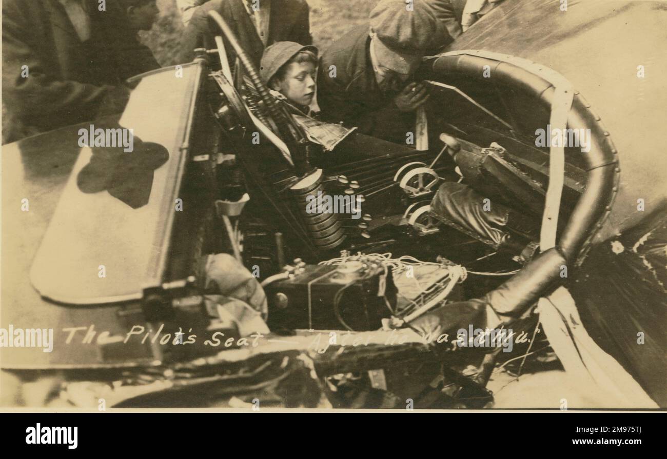 Handley Page V/1500, F7140, Atlantic, dopo l’incidente di Parrsboro’, NS, che mostra il sedile danneggiato del pilota da cui Brackles ha avuto una stretta fuga. Foto Stock