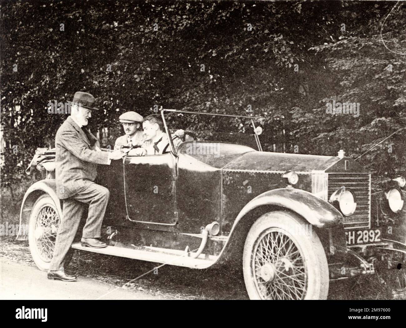 Da sinistra: Sir Henry Royce, C.L. Jenner e A.G. Elliot con un Rolls-Royce 20hp. Foto Stock