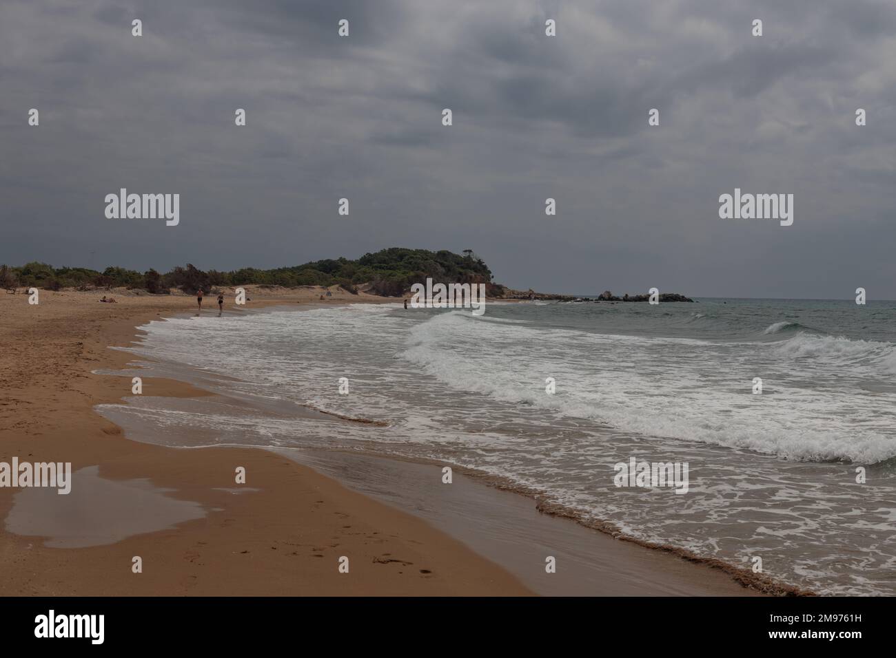 Ampia spiaggia di sabbia, litorale. Cielo nuvoloso, paesaggio nuvoloso. Foto Stock