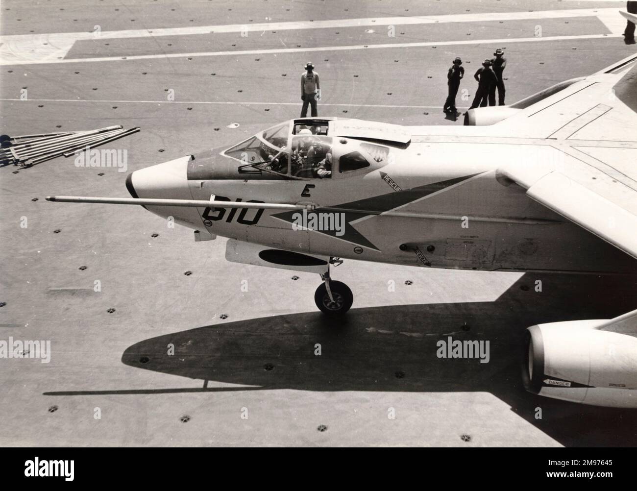 Un Douglas A3D Skywarrior manovra a bordo della USS Independence. Foto Stock