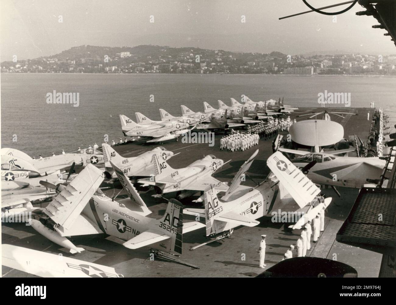 Velivolo sul ponte della USS Independence -- Douglas ad-1 Skyraider, Douglas A4D Skyhawk, Douglas A-3 Skywarrior, Grumman WF-2 Tracer, e possibilmente un Piasecki HUP Retriever. Foto Stock
