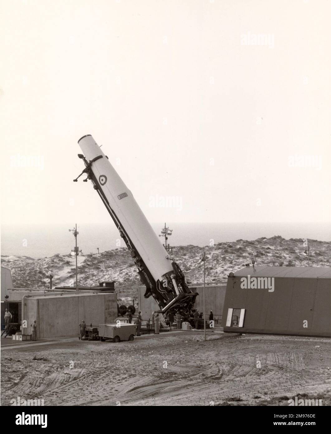 Un Thor IRBM del RAF durante i check-out pre-lancio da parte di un equipaggio addestrato a Vandenberg. Foto Stock