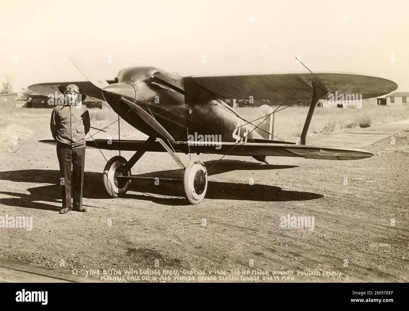 LT Cyrus Bettis con il modello Curtiss 42 R3C-1 Pulitzer Racer vincitore del Trofeo Pulitzer al Mitchell Field, 12 ottobre 1925. Foto Stock