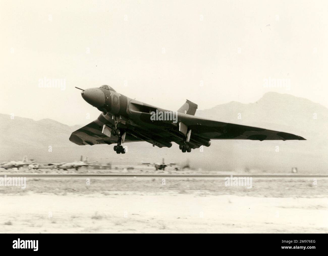 Un Avro Vulcan B2 del No 44 (Rhodesia) Squadron, RAF Waddington, Lincoln, si allontana dalla Nellis AFB negli Stati Uniti durante l'esercizio della bandiera rossa. Aprile 1980. Foto Stock