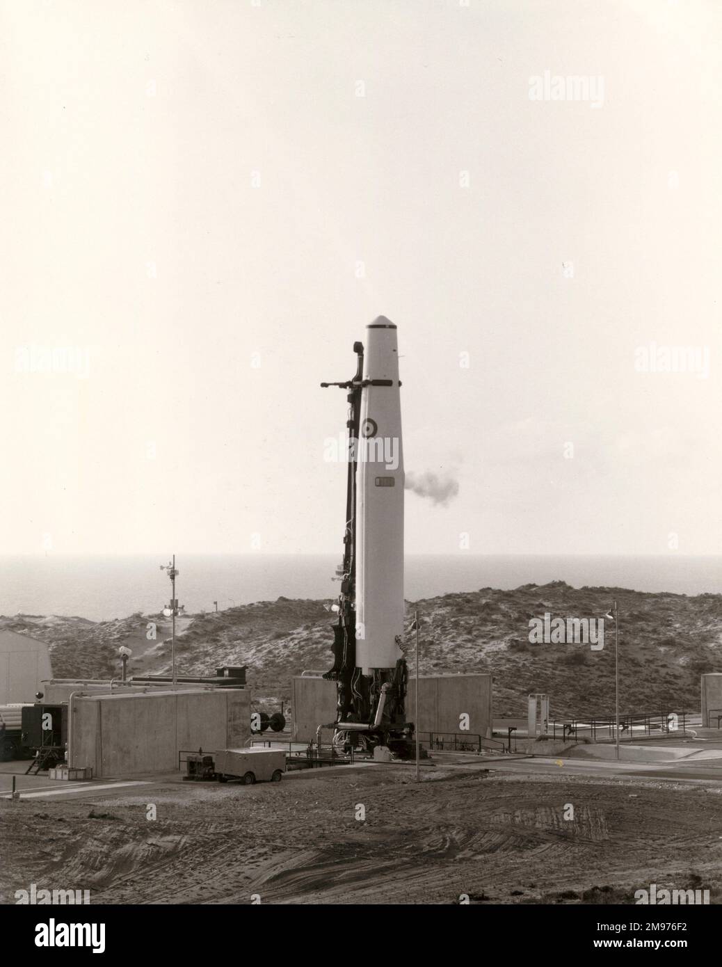 Il vapore di ossigeno liquido fuoriesce durante il checkout pre-lancio del primo IRBM Thor lanciato in un esercizio di addestramento da un equipaggio di lancio RAF a Vandenberg. Foto Stock