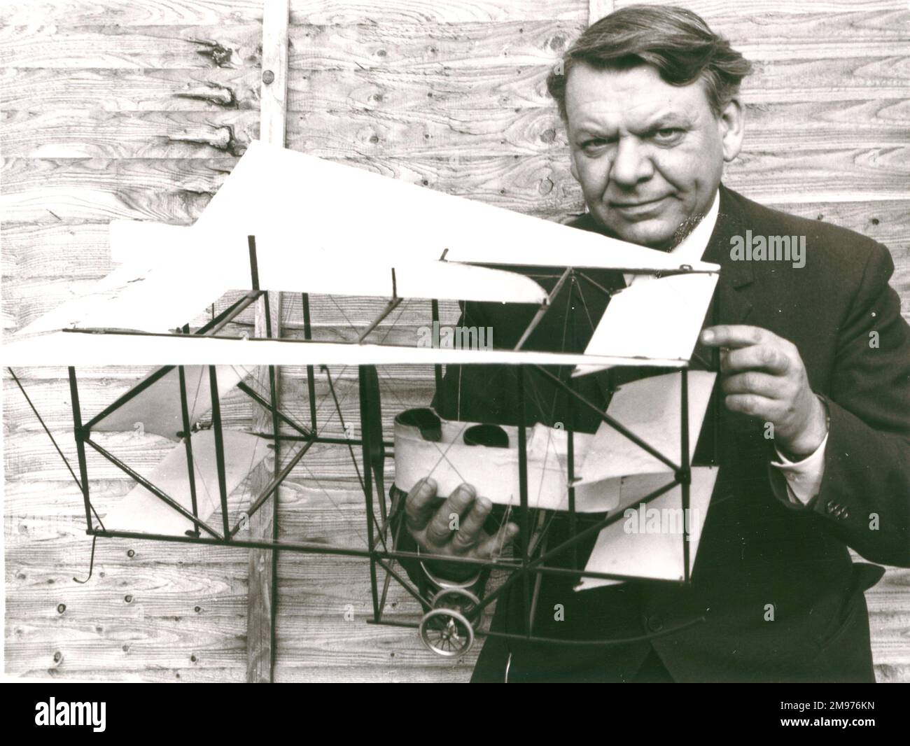 LT CDR Alwyn Greenhalgh, CEng, FRAeS, con il modello Stevenson 1898 che presentò alla Royal Aeronautical Society nel 1971. Foto Stock