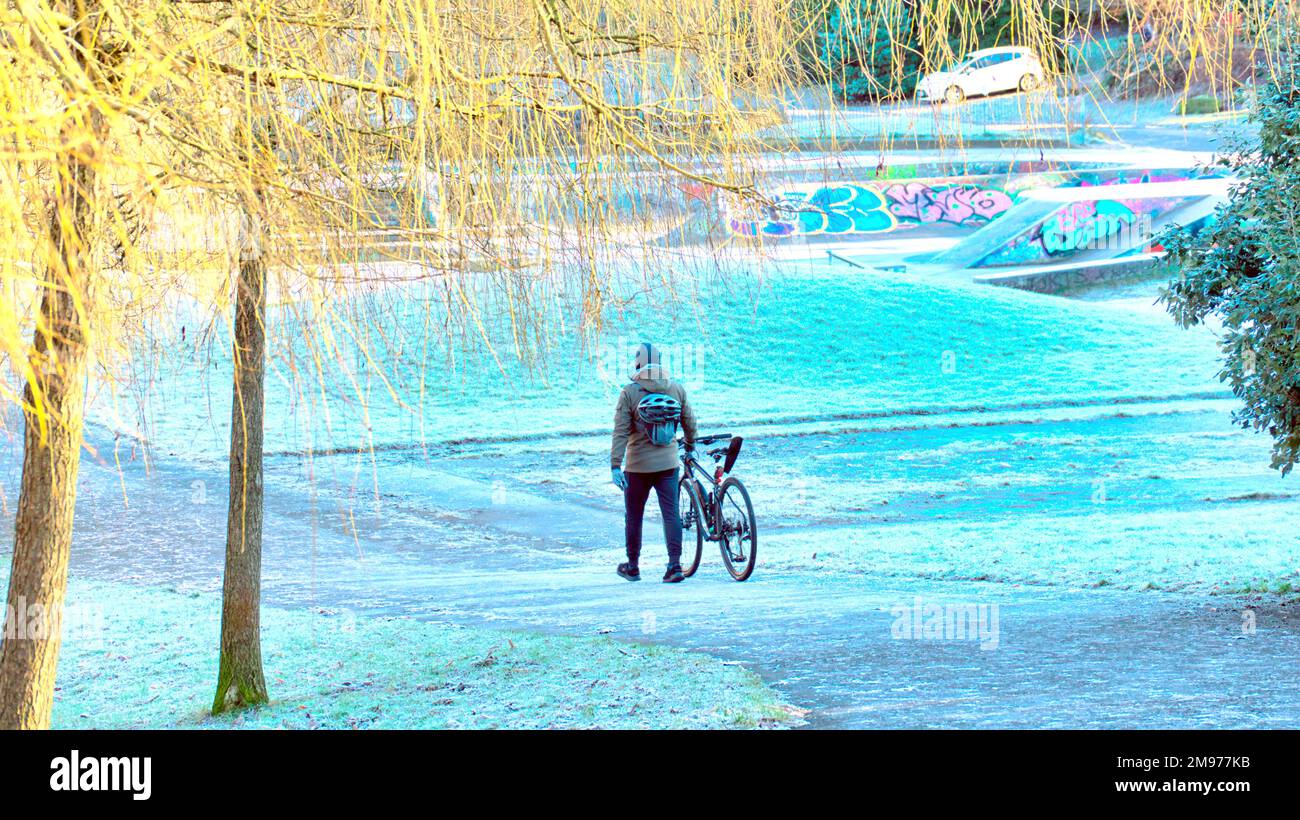 Glasgow, Scozia, Regno Unito 17th gennaio 2023. UK Weather: Freddo cielo chiaro ha visto un inizio molto freddo con la promessa di peggio per venire come la gente si è svegliata ad un wonderland di inverno e un Kelvingrove parco strada molto freddo Kelvin modo con un ciclista. Credit Gerard Ferry/Alamy Live News Foto Stock