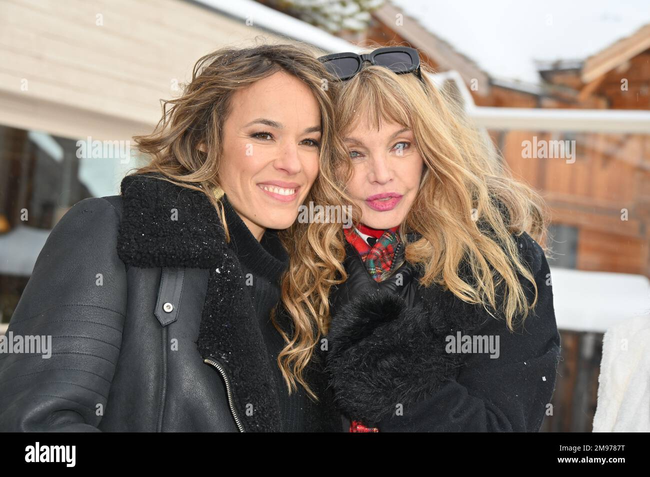 Elodie Fontan e Arielle Dombasle hanno partecipato alla fotocellula Alibi.com al 26th° Festival della Commedia a l'Alpe d'Huez, in Francia, il 17 gennaio 2023. Foto di Mireille Ampilhac/ABACAPRESS.COM Foto Stock