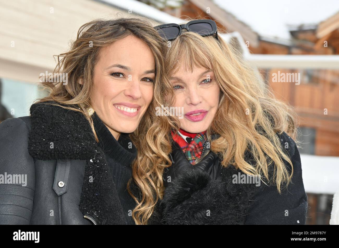 Elodie Fontan e Arielle Dombasle hanno partecipato alla fotocellula Alibi.com al 26th° Festival della Commedia a l'Alpe d'Huez, in Francia, il 17 gennaio 2023. Foto di Mireille Ampilhac/ABACAPRESS.COM Foto Stock
