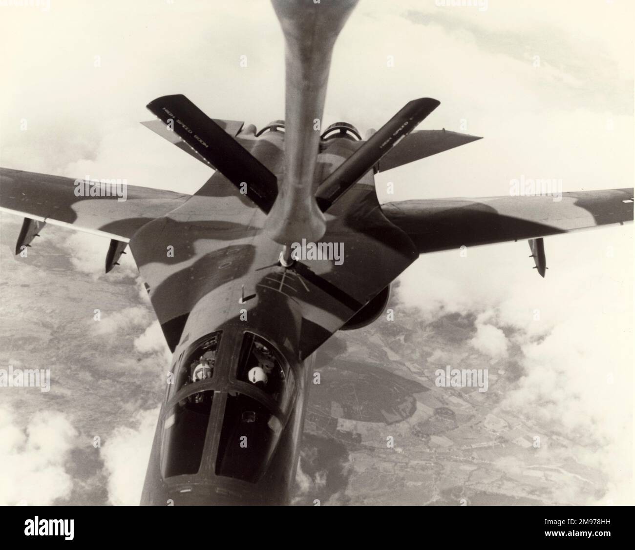 Una USAF General Dynamics F-111E si rifornisce da un Boeing KC-135. Foto Stock