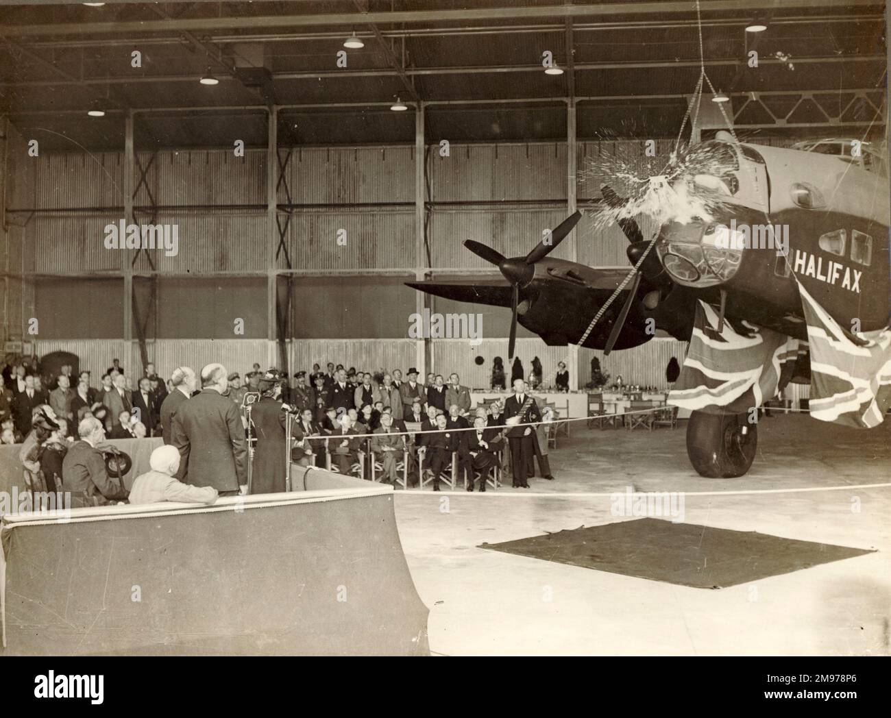 La cerimonia di denominazione di Handley Page Halifax i, L9608, a Radlett dalla Viscountess Halifax, 12 settembre 1941. Foto Stock