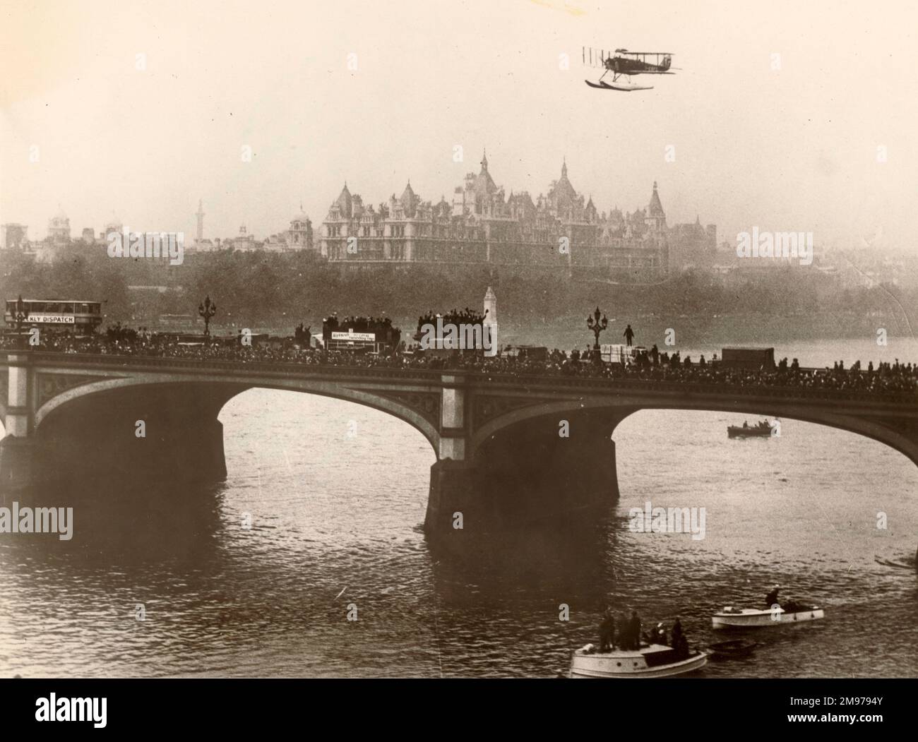 De Havilland DH50J, G-EBFO, al termine del volo di ritorno di Alan Cobham in Australia sul Westminster Bridge, Londra. Foto Stock