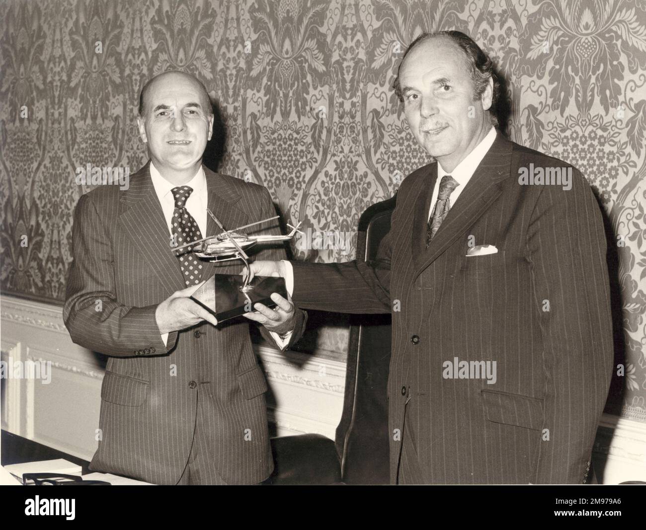 Dr George Steedman Hislop (a destra), Raes Presidente 1973-1974, e B.P. Laight, Presidente Raes 1974-1975. Foto Stock