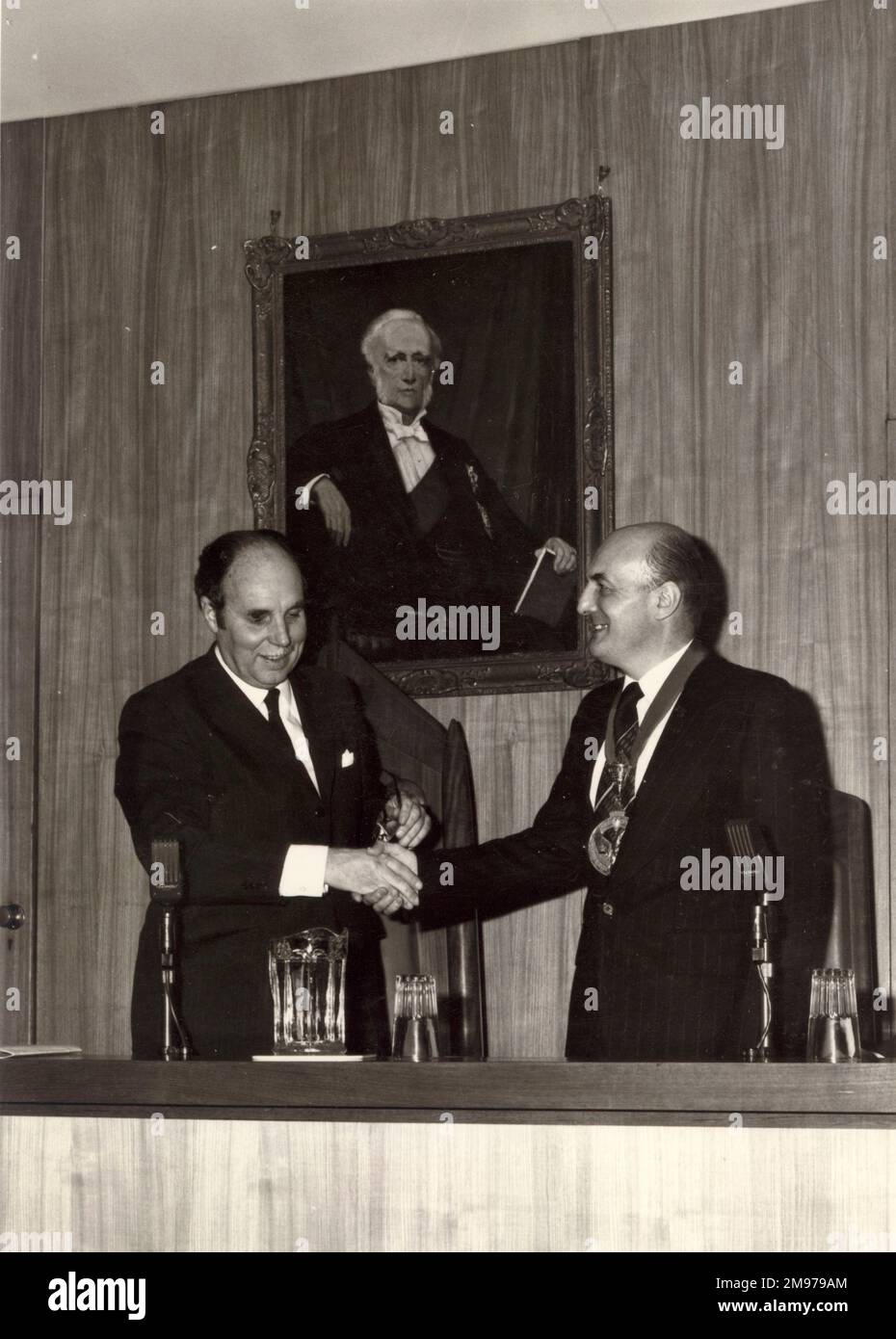 Dr George Steedman Hislop (a sinistra), Raes Presidente 1973-1974, e B.P. Laight, Presidente Raes 1974-1975. Foto Stock