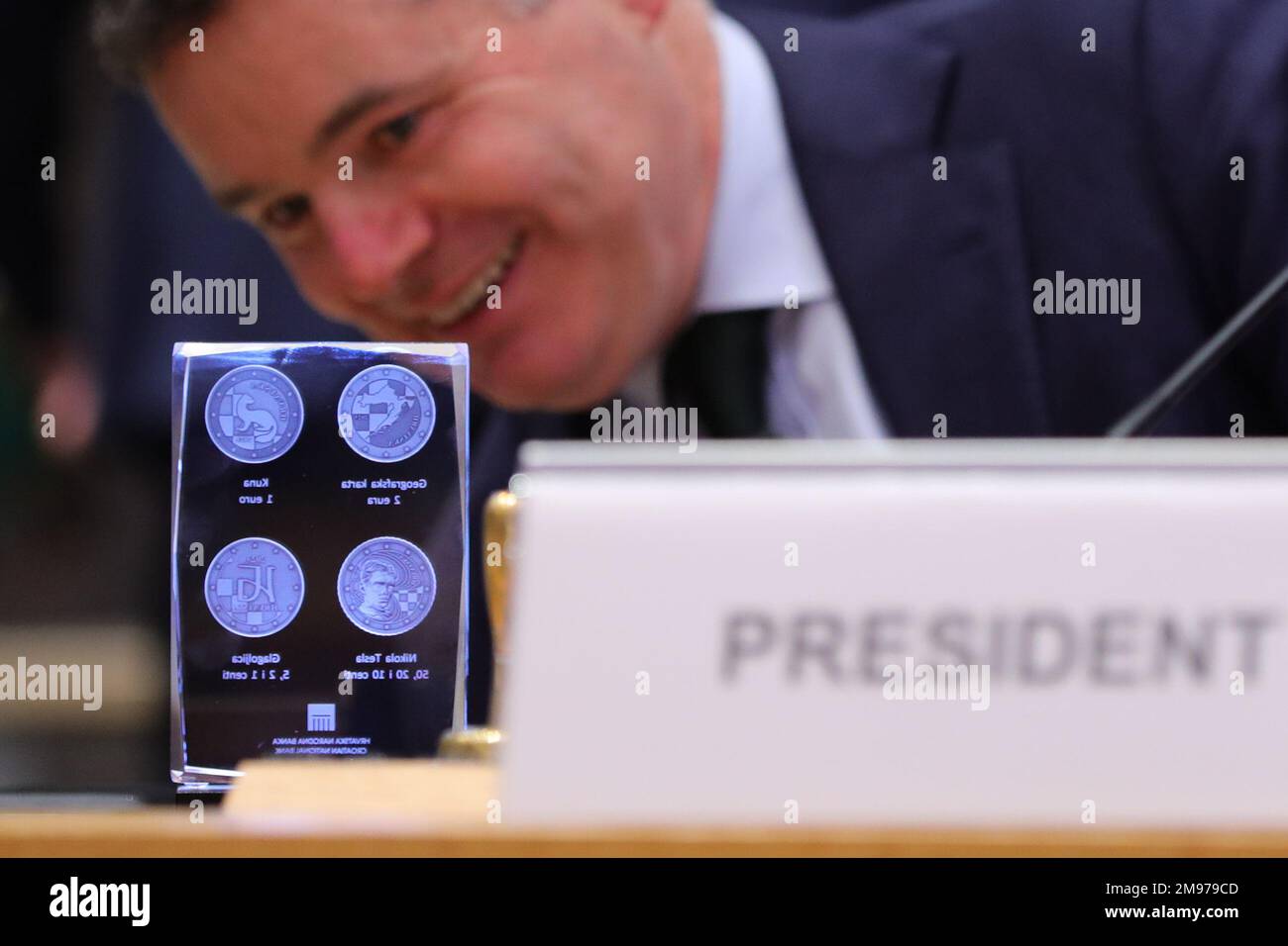 Bruxelles, Belgio. 16th Jan, 2023. Il presidente dell'Eurogruppo Paschal Donohoe guarda una targa con i disegni delle monete croate in euro in occasione di una riunione dell'Eurogruppo a Bruxelles (Belgio), 16 gennaio 2023. Credit: Zheng Huansong/Xinhua/Alamy Live News Foto Stock