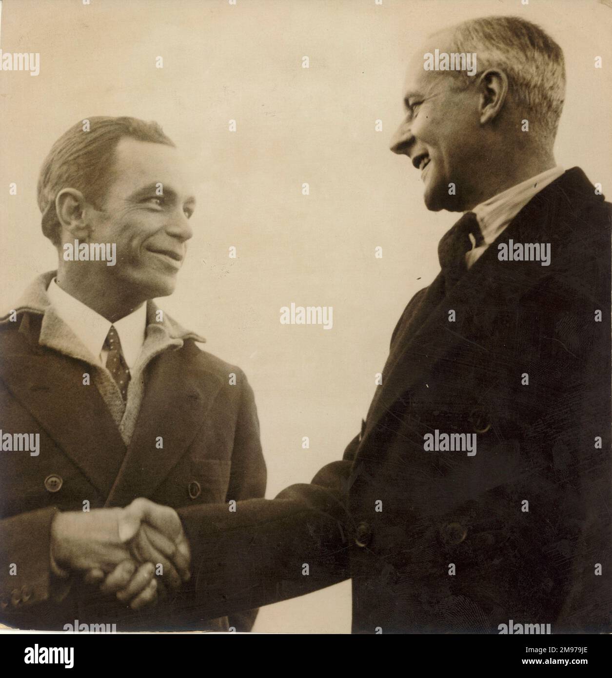 SQN LDR Herbert John Louis Hinkler, AFC, DSM, RAAF, 1892-1933, Il primo inglese a volare il Sud Atlantico, è salutato ad Hanworth da Sir Arthur Whitten Brown, KBE, 1886-1948, il primo inglese a volare il Nord Atlantico. Foto Stock