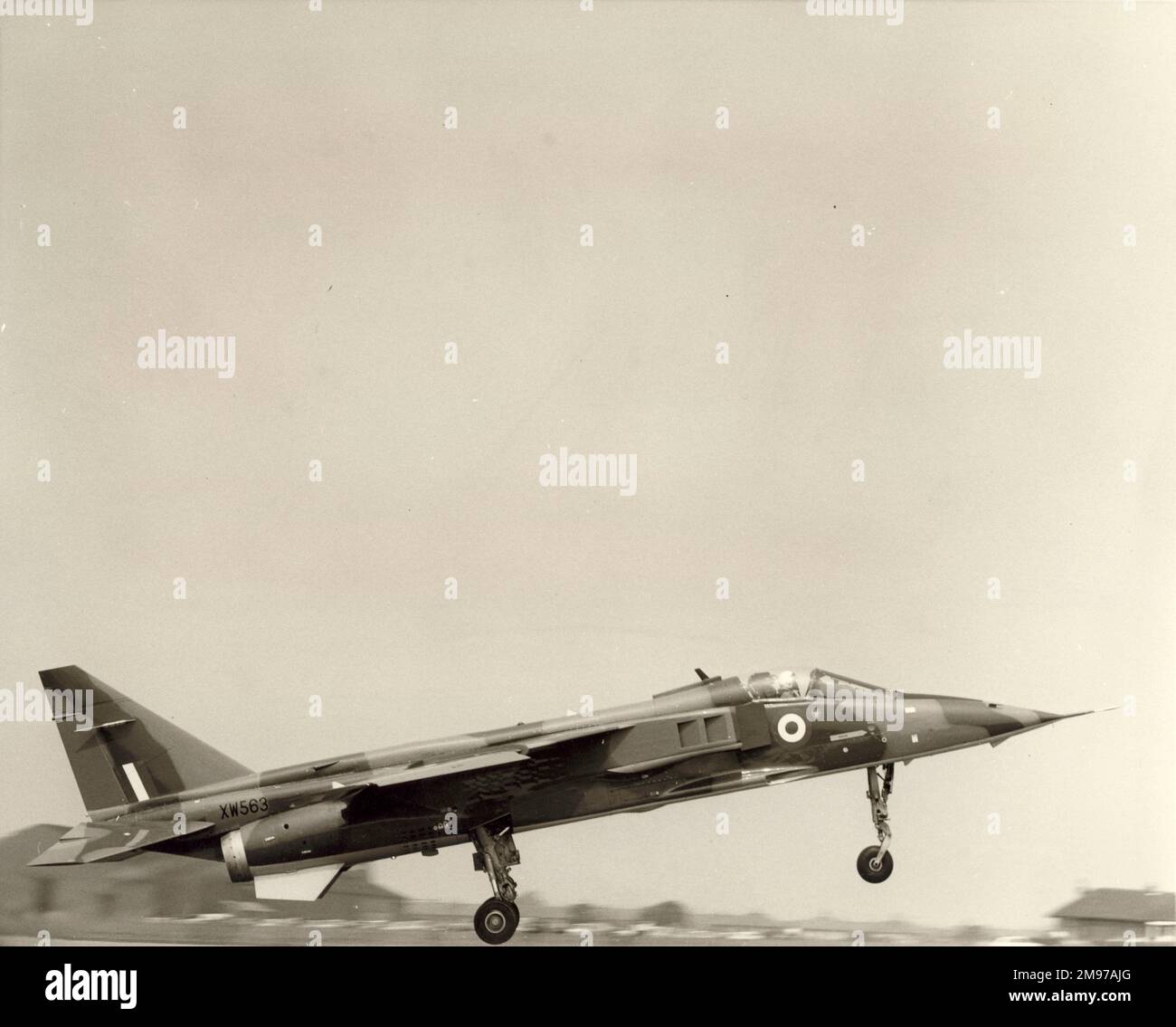 Jaguar S07, XW563, durante il suo primo volo il 12 giugno 1970 da Warton volato dal WG CDR Jimmy Dell, BAC Preston Division Chief Test Pilot. Foto Stock