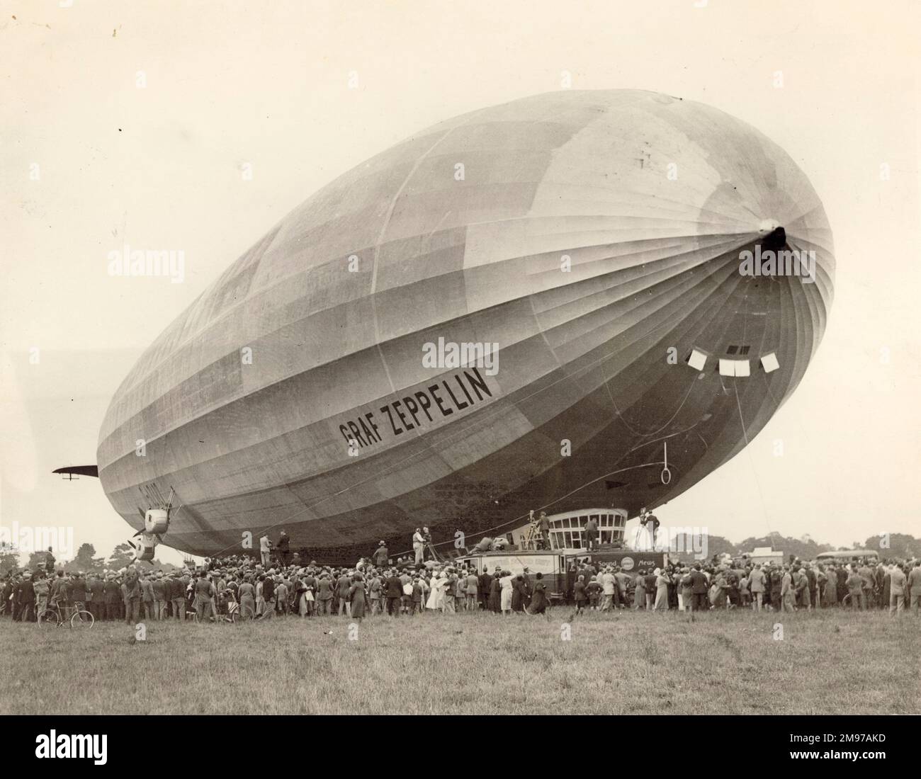 Il Graf Zeppelin, LZ 127, sbarcò a Hanworth Aero Park dalla Germania, il 18 agosto 1931. Foto Stock