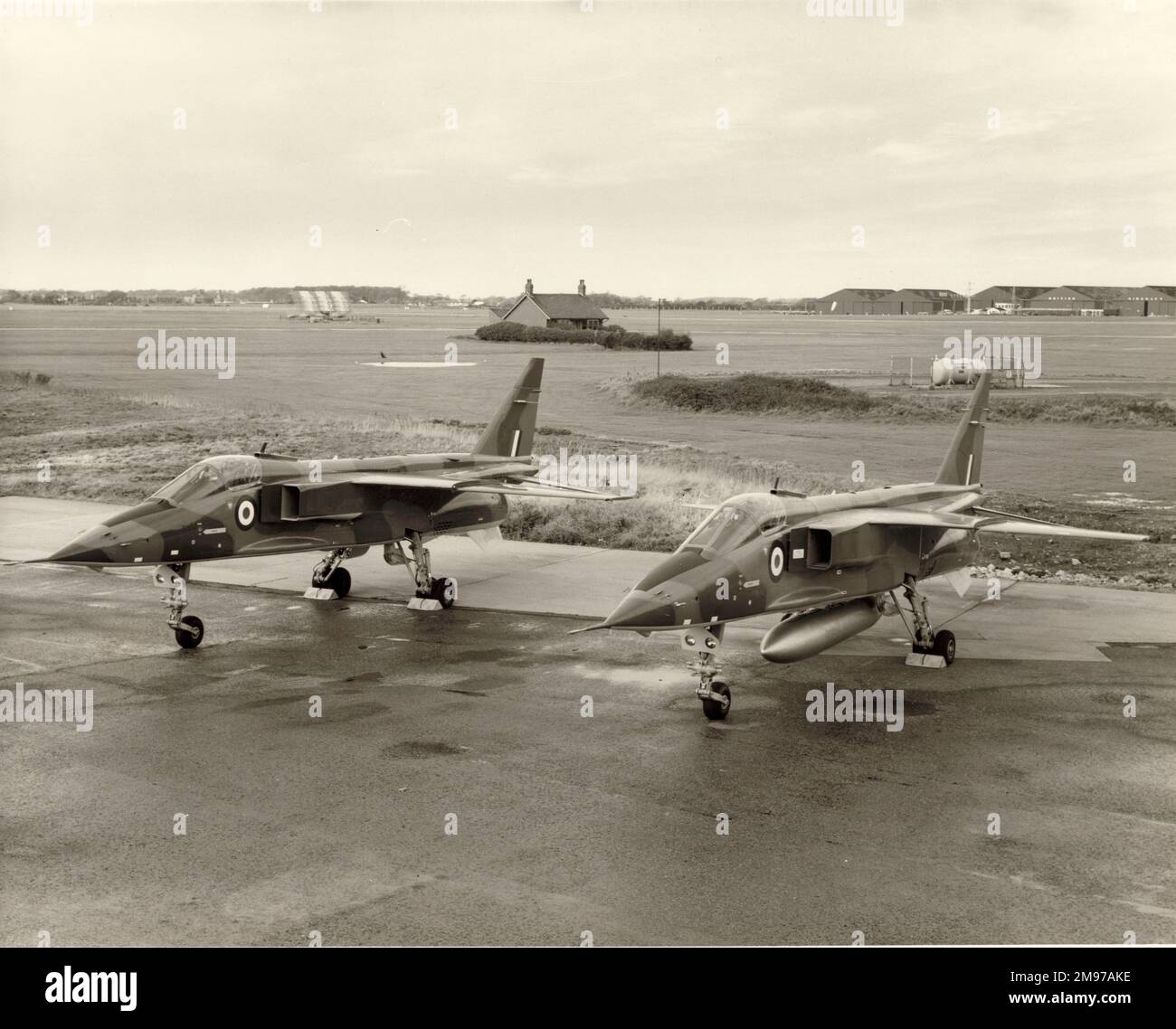 Jaguar S06, XW560, lato destro e Jaguar S07, XW563, A Warton dopo i voli di prova. circa 1970. Foto Stock