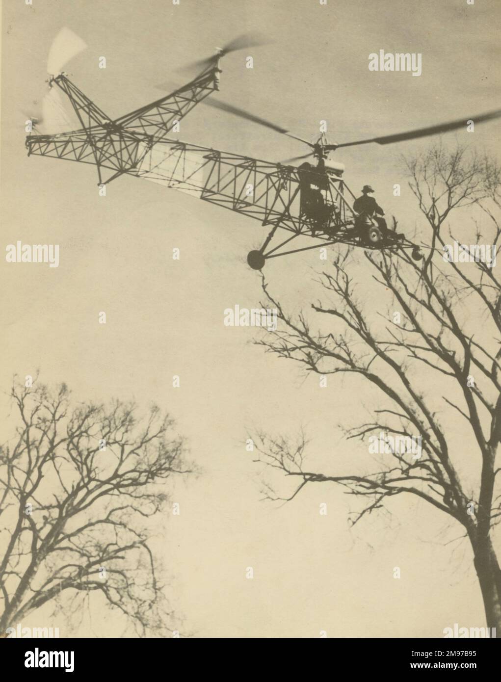 Igor Sikorsky ai controlli del Sikorsky VS-300 durante il suo volo di resistenza record di 1 ora e 5 minuti a Stratford. 15 aprile 1941. Foto Stock