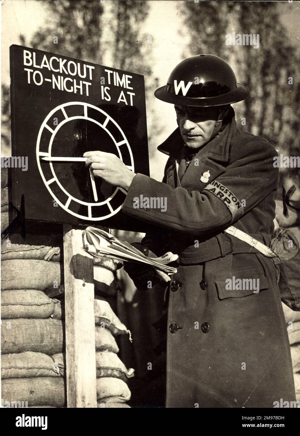 Un Air RAID Warden regola l'indicatore del tempo di blackout presso un ARP Post vicino a Londra nel 1939. Foto Stock