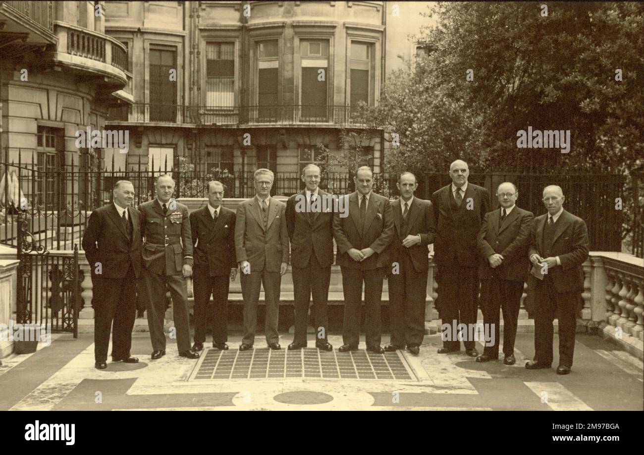 Il Comitato consultivo della Royal Aeronautical Society al Ministero della produzione, nominato nel 1941, sulla terrazza dietro al numero 4 di Hamilton Place. Da sinistra: Sir Arthur Gouge, Chief Desiner, Short Brothers, AVM Sir Ralph Sorley, CRD Ministry of Supply; Capt J.L. Pritchard, Segretario Raes e Segretario del Comitato; T.P. Wright, USA, ospite del Comitato per una riunione; Sir Stafford Cripps, Ministro dell'approvvigionamento; Sir A.H. Roy Fedden, presidente; S. Camm, capo progettista, Hawker Aircraft; R.K. Pierson, progettista capo, Vickers; Dott. L.A. Aitchison, Professore di Metallurgia, Università di Birmingham, e. Foto Stock