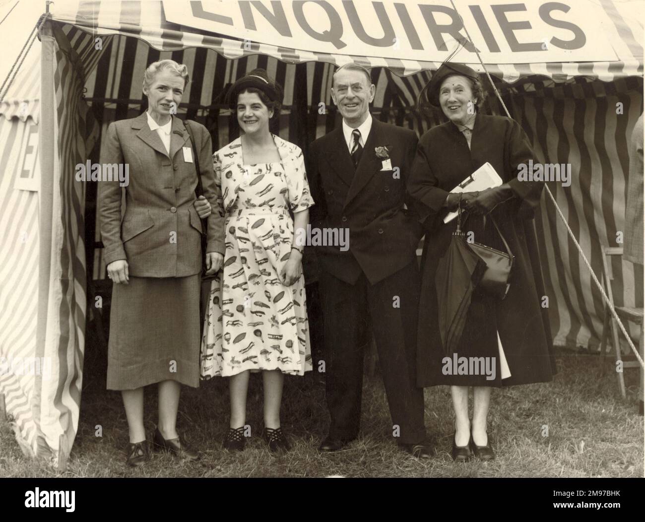 All'esterno della tenda di inchiesta al partito del giardino della società aeronautica reale 1953 a Hatfield. Da sinistra: Joan Bradbrooke, Florence Barwood, Capitano e Mrs Pritchard. Foto Stock