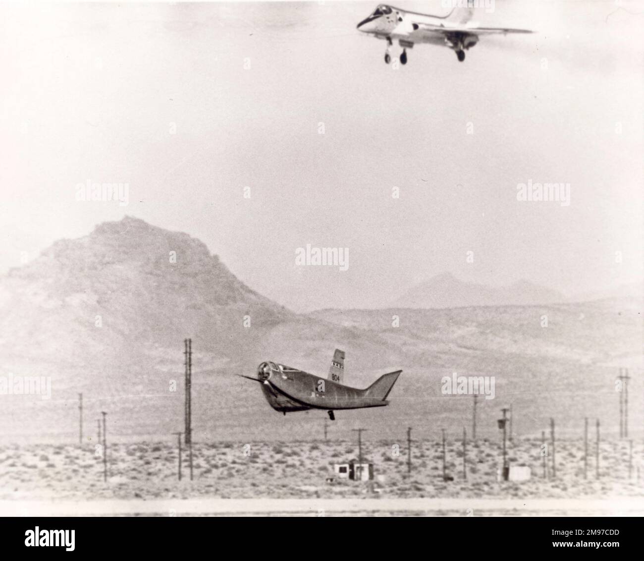 Il corpo di sollevamento senza alette Northrop HL-10 scivola verso l'interno per atterrare a Edwards AFB, California. Foto Stock