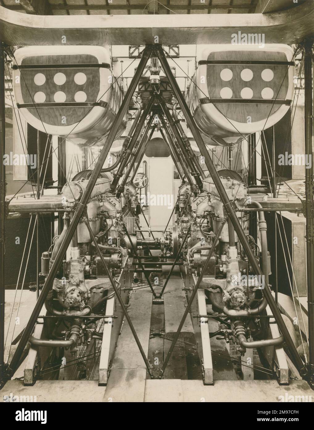 L'installazione dei quattro motori Siddeley Puma nella fusoliera del Bristol Tramp, guardando avanti. Foto Stock