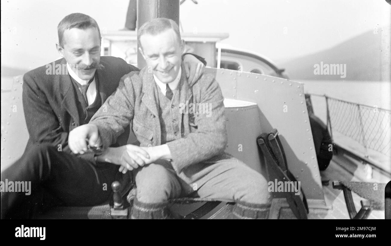 Due uomini su una barca a Coniston identificati dal fotografo come i suoi amici Nelstrop sulla sinistra, e Wilson. I due uomini erano cugini, Nelstrop essendo un membro dei produttori di farine a Stockport. Il carattere rilassato e naturale di questa fotografia mostra che la vita in Inghilterra edoardiana non era così stuffy e formale come le percezioni di giorno moderno li avrebbero creduti. Foto Stock