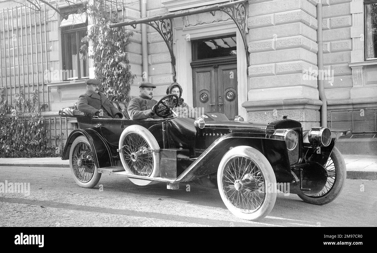 Daimler auto e passeggeri a Vienna, 1911. Il pilota è Fritz Huckel,  fabbricante di cappelli, e accanto a lui è sua moglie. Nella parte  posteriore della vettura è William Norfolk Battersby (1864-1953)