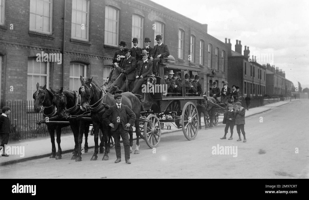 Finitori sul trasporto di fronte alla fabbrica di cappelli a Offerton, Stockport, in procinto di partire per un viaggio di lavoro in Augist 1907. Notare il terzo cavallo 'spare' in aggiunta ai due in imbracatura, e il carro dietro per trasportare i passeggeri in eccesso. Foto Stock