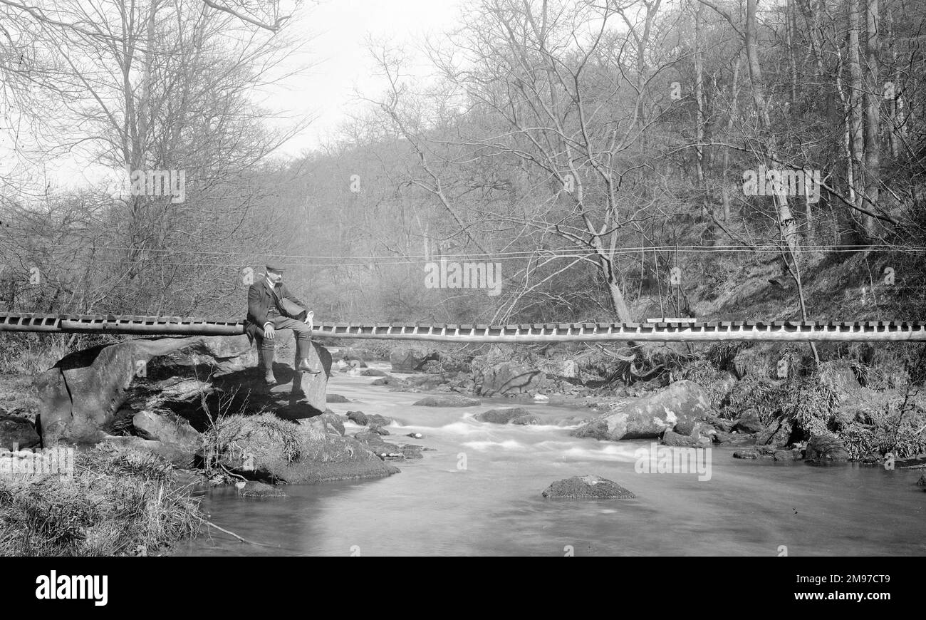 Valle di Dane, vicino a Wincle, Cheshire nel mese di aprile 1908. Una scena gentile che mostra George Barnshaw, impiegato e amico del fotografo, in posa contemplativa presso il fiume Dane. Foto Stock