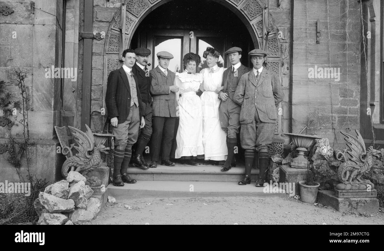 Rudyard Hotel, vicino a Leek, Staffordshire nel mese di aprile 1908. Un gruppo si pone al di fuori della porta d'ingresso dell'hotel in una vista che è praticamente identica anche oggi. Foto Stock