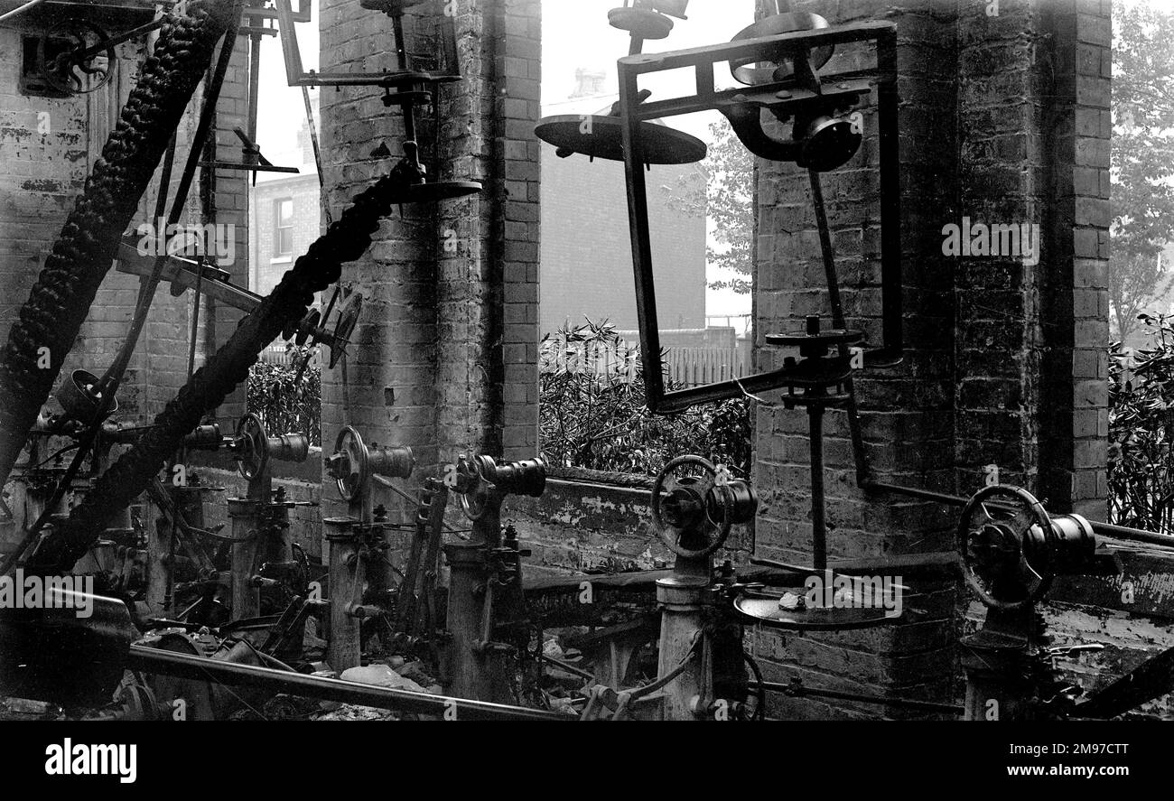 Macchine di fabbrica Hat dopo un incendio a Battersby's di Stockport nel giugno 1906. Il macchinario mostrato è una macchina per la finitura della corona e nella parte superiore sinistra dell'immagine è visibile il sistema di azionamento. È stato azionato da un unico e massiccio motore a vapore in fabbrica con aste e cinghie che trasmettono la potenza in tutto l'edificio. Foto Stock